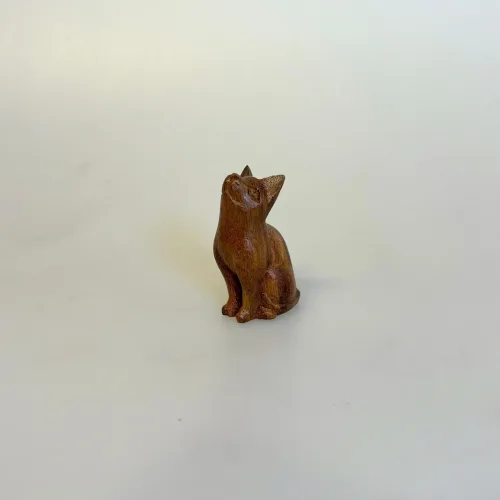 Kat Håndskåret af Træ - Kigger Op XXS Brun, waru, suar, c-lu-mini, Grå, suar, c-lu-xs, kat, katte, kattefigur, trækat, træfigur, dyr, af træ, håndlavet, træskærerarbejde, teak, mørkt træ, retro, 60'erne, klassisk, dansk, design, biti, ribe, cool, gaveide, gave