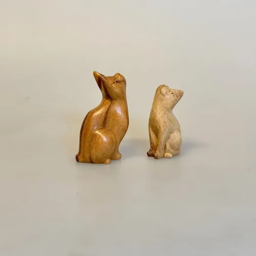 Kat Håndskåret af Træ - Kigger Op XXS Brun, waru, suar, c-lu-mini, Grå, suar, c-lu-xs, kat, katte, kattefigur, trækat, træfigur, dyr, af træ, håndlavet, træskærerarbejde, teak, mørkt træ, retro, 60'erne, klassisk, dansk, design, biti, ribe, cool, gaveide, gave