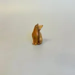 Kat Håndskåret af Træ - Kigger Op XXS Brun, Kat Håndskåret af Træ - Kigger Op XXS Grå, c-lu-mini, Grå, suar, c-lu-xs, kat, katte, kattefigur, trækat, træfigur, dyr, af træ, håndlavet, træskærerarbejde, teak, mørkt træ, retro, 60'erne, klassisk, dansk, design, biti, ribe, cool, gaveide, gave