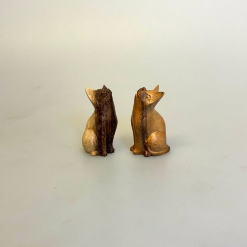 Kat Håndskåret af Træ - Kigger Op XXS Grå, c-lu-mini, Grå, suar, c-lu-xs, kat, katte, kattefigur, trækat, træfigur, dyr, af træ, håndlavet, træskærerarbejde, teak, mørkt træ, retro, 60'erne, klassisk, dansk, design, biti, ribe, cool, gaveide, gave