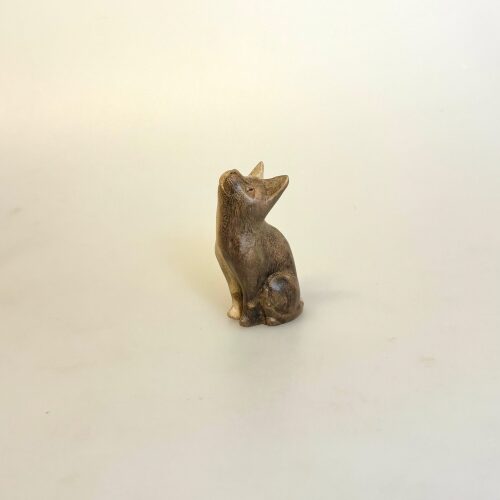 Kat Håndskåret af Træ - Kigger Op XXS Grå, c-lu-mini, Grå, suar, c-lu-xs, kat, katte, kattefigur, trækat, træfigur, dyr, af træ, håndlavet, træskærerarbejde, teak, mørkt træ, retro, 60'erne, klassisk, dansk, design, biti, ribe, cool, gaveide, gave