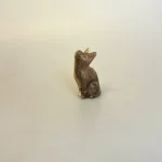 Kat Håndskåret af Træ - Kigger Op XXS Grå, c-lu-mini, Grå, suar, c-lu-xs, kat, katte, kattefigur, trækat, træfigur, dyr, af træ, håndlavet, træskærerarbejde, teak, mørkt træ, retro, 60'erne, klassisk, dansk, design, biti, ribe, cool, gaveide, gave