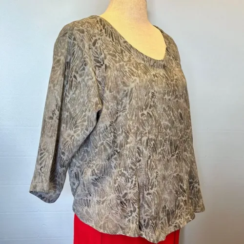 Leli Bluse med Hør - Lysegrå grau, lergrå, diskret, dæmpet, kort, vidde, hørbluse, halvlange, ærmer, tryk, batik, blød, struktur, klædelig, a-snit, a-facon, små, størrelser, håndtrykt, batiktryk, bæredygtig, holdbar, natur, fibre, biti, ribe, hørbluse, Diva,