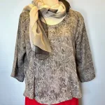 Leli Bluse med Hør - Lysegrå grau, lergrå, diskret, dæmpet, kort, vidde, hørbluse, halvlange, ærmer, tryk, batik, blød, struktur, klædelig, a-snit, a-facon, små, størrelser, håndtrykt, batiktryk, bæredygtig, holdbar, natur, fibre, biti, ribe, hørbluse, Diva,