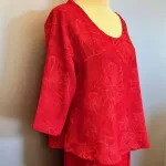 Leli Bluse med Hør - Rød Fleur, rot, 38, postkasserød, klar, varm, rigtig, festlig, flot, forårs, sommer, moderne, kort, feminin, vidde,klædelig, kort, a-snit, a-form, diva, hørbluse, halvlange ærmer, struktur, vævet, batik, batiktryk, håndtrykt, batikfarvet, holdbar, kvalitet, bæredygtig, holdbare, naturlige, biti, ribe