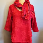 Leli Bluse med Hør - Rød Fleur, rot, 38, postkasserød, klar, varm, rigtig, festlig, flot, forårs, sommer, moderne, kort, feminin, vidde,klædelig, kort, a-snit, a-form, diva, hørbluse, halvlange ærmer, struktur, vævet, batik, batiktryk, håndtrykt, batikfarvet, holdbar, kvalitet, bæredygtig, holdbare, naturlige, biti, ribe