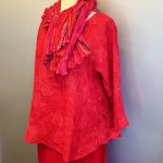 Leli Bluse med Hør - Rød Fleur, rot, 38, postkasserød, klar, varm, rigtig, festlig, flot, forårs, sommer, moderne, kort, feminin, vidde,klædelig, kort, a-snit, a-form, diva, hørbluse, halvlange ærmer, struktur, vævet, batik, batiktryk, håndtrykt, batikfarvet, holdbar, kvalitet, bæredygtig, holdbare, naturlige, biti, ribe