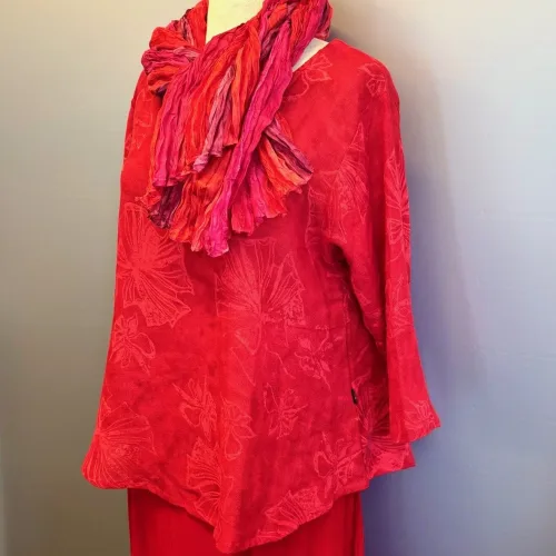 Leli Bluse med Hør - Rød Fleur, rot, 38, postkasserød, klar, varm, rigtig, festlig, flot, forårs, sommer, moderne, kort, feminin, vidde,klædelig, kort, a-snit, a-form, diva, hørbluse, halvlange ærmer, struktur, vævet, batik, batiktryk, håndtrykt, batikfarvet, holdbar, kvalitet, bæredygtig, holdbare, naturlige, biti, ribe