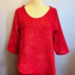 Leli Bluse med Hør - Rød Fleur, rot, 38, postkasserød, klar, varm, rigtig, festlig, flot, forårs, sommer, moderne, kort, feminin, vidde,klædelig, kort, a-snit, a-form, diva, hørbluse, halvlange ærmer, struktur, vævet, batik, batiktryk, håndtrykt, batikfarvet, holdbar, kvalitet, bæredygtig, holdbare, naturlige, biti, ribe