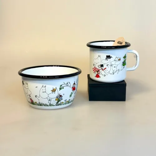 Mumi Metal Skål 3 dl - Mumi og Familien, Mumi Metal Krus 25 ml - Mumi Familien, happy family, mumi, mumimor, lille my, mumrik, snorkfrøken, mumikop, mumikrus, emaljekop, emaljekrus, varme, drikke, metalkop, bålbad, eventyr, børnekop, børnekrus, praktisk, outdoor, telttur, shelter, gave, gaveide, barnedåb, barselsgave, baby shower, lille ny, børneservice, mumiting, biti, muurla, finsk, finland, eventyr, lækker, kvalitet