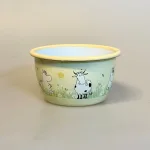 Mumi Metal Skål 3 dl - Mumi og Ko På Engen, mumiskål, mumitroldene, finsk, eventyr, mumidalen, service, morgenmadsskål, emaljeskål, emalje, emaljeret, bålmad, grød, grødskål, bondegård, ko, sort broget, muurla, lysegul, piger, pige, dreng, drenge, børn, voksne, gave, fødselsdag, barselsgave, baby shower, barnedåb, dåbsgave, biti, ribe, vadehavet