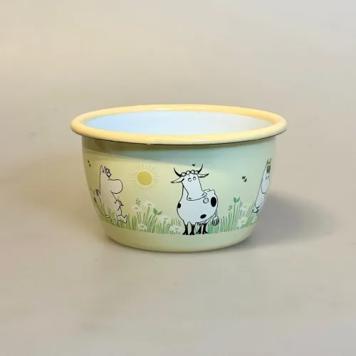 Mumi Metal Skål 3 dl - Mumi og Ko På Engen, mumiskål, mumitroldene, finsk, eventyr, mumidalen, service, morgenmadsskål, emaljeskål, emalje, emaljeret, bålmad, grød, grødskål, bondegård, ko, sort broget, muurla, lysegul, piger, pige, dreng, drenge, børn, voksne, gave, fødselsdag, barselsgave, baby shower, barnedåb, dåbsgave, biti, ribe, vadehavet