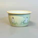 Mumi Metal Skål 3 dl - Mumi og Ko På Engen, mumiskål, mumitroldene, finsk, eventyr, mumidalen, service, morgenmadsskål, emaljeskål, emalje, emaljeret, bålmad, grød, grødskål, bondegård, ko, sort broget, muurla, lysegul, piger, pige, dreng, drenge, børn, voksne, gave, fødselsdag, barselsgave, baby shower, barnedåb, dåbsgave, biti, ribe, vadehavet