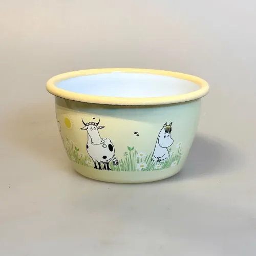 Mumi Metal Skål 3 dl - Mumi og Ko På Engen, mumiskål, mumitroldene, finsk, eventyr, mumidalen, service, morgenmadsskål, emaljeskål, emalje, emaljeret, bålmad, grød, grødskål, bondegård, ko, sort broget, muurla, lysegul, piger, pige, dreng, drenge, børn, voksne, gave, fødselsdag, barselsgave, baby shower, barnedåb, dåbsgave, biti, ribe, vadehavet