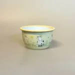 Mumi Metal Skål 3 dl - Mumi og Ko På Engen, mumiskål, mumitroldene, finsk, eventyr, mumidalen, service, morgenmadsskål, emaljeskål, emalje, emaljeret, bålmad, grød, grødskål, bondegård, ko, sort broget, muurla, lysegul, piger, pige, dreng, drenge, børn, voksne, gave, fødselsdag, barselsgave, baby shower, barnedåb, dåbsgave, biti, ribe, vadehavet