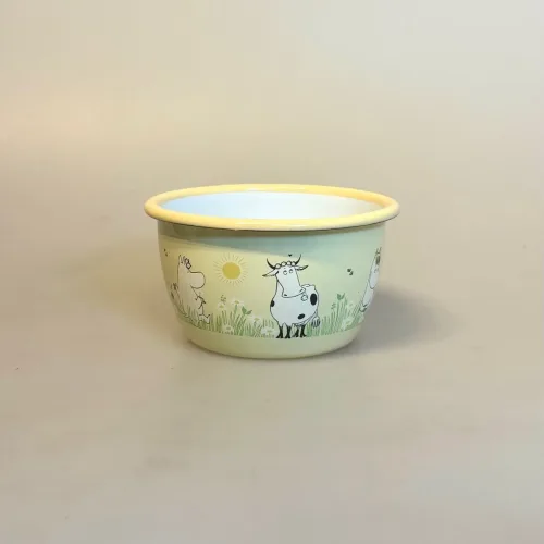 Mumi Metal Skål 3 dl - Mumi og Ko På Engen, mumiskål, mumitroldene, finsk, eventyr, mumidalen, service, morgenmadsskål, emaljeskål, emalje, emaljeret, bålmad, grød, grødskål, bondegård, ko, sort broget, muurla, lysegul, piger, pige, dreng, drenge, børn, voksne, gave, fødselsdag, barselsgave, baby shower, barnedåb, dåbsgave, biti, ribe, vadehavet