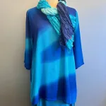 Tunika 1770 med V-hals Crinkle - Blå Turkis Koloreret, v-hals, havfarver, lilla, blå, violet, himmelblå, 2513, ensfarvet, diskret, dæmpet, angel cirkle, løgagers, tunika, bluse, crepe, crinkle, viskose, rayon, natur, bomuld, håndtrykt, batikbluse, batikfarvet, spændende, interessant, unika, unik, særlig, festlig, store, størrelser, piger, storpige, tøj, lang, løs, vidde, klædelig, let, åndbar, smuk, havblå, koboltblå, royal blue, kongeblå, ren, biti, ribe, dansk, design