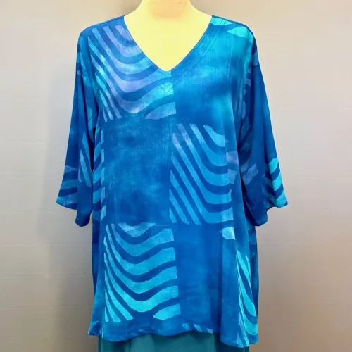 Tunika 1770 med V-hals Crinkle - Blå Turkis Violet Stribe, 2511, grafisk, angel cirkle, løgagers, tunika, bluse, crepe, crinkle, viskose, rayon, natur, bomuld, håndtrykt, batikbluse, batikfarvet, spændende, interessant, unika, unik, særlig, festlig, store, størrelser, piger, storpige, tøj, lang, løs, vidde, klædelig, let, åndbar, smuk, havblå, koboltblå, royal blue, kongeblå, ren, biti, ribe, dansk, design