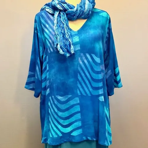 Tunika 1770 med V-hals Crinkle - Blå Turkis Violet Stribe, 2511, grafisk, angel cirkle, løgagers, tunika, bluse, crepe, crinkle, viskose, rayon, natur, bomuld, håndtrykt, batikbluse, batikfarvet, spændende, interessant, unika, unik, særlig, festlig, store, størrelser, piger, storpige, tøj, lang, løs, vidde, klædelig, let, åndbar, smuk, havblå, koboltblå, royal blue, kongeblå, ren, biti, ribe, dansk, design