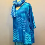 Tunika 1770 med V-hals Crinkle - Blå Turkis Violet Stribe, 2511, grafisk, angel cirkle, løgagers, tunika, bluse, crepe, crinkle, viskose, rayon, natur, bomuld, håndtrykt, batikbluse, batikfarvet, spændende, interessant, unika, unik, særlig, festlig, store, størrelser, piger, storpige, tøj, lang, løs, vidde, klædelig, let, åndbar, smuk, havblå, koboltblå, royal blue, kongeblå, ren, biti, ribe, dansk, design