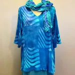 Tunika 1770 med V-hals Crinkle - Blå Turkis Violet Stribe, 2511, grafisk, angel cirkle, løgagers, tunika, bluse, crepe, crinkle, viskose, rayon, natur, bomuld, håndtrykt, batikbluse, batikfarvet, spændende, interessant, unika, unik, særlig, festlig, store, størrelser, piger, storpige, tøj, lang, løs, vidde, klædelig, let, åndbar, smuk, havblå, koboltblå, royal blue, kongeblå, ren, biti, ribe, dansk, design