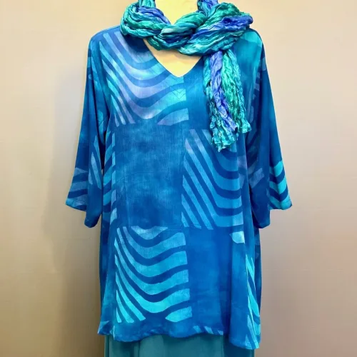 Tunika 1770 med V-hals Crinkle - Blå Turkis Violet Stribe, 2511, grafisk, angel cirkle, løgagers, tunika, bluse, crepe, crinkle, viskose, rayon, natur, bomuld, håndtrykt, batikbluse, batikfarvet, spændende, interessant, unika, unik, særlig, festlig, store, størrelser, piger, storpige, tøj, lang, løs, vidde, klædelig, let, åndbar, smuk, havblå, koboltblå, royal blue, kongeblå, ren, biti, ribe, dansk, design