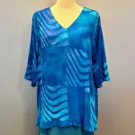 Tunika 1770 med V-hals Crinkle - Blå Turkis Violet Stribe, 2511, grafisk, angel cirkle, løgagers, tunika, bluse, crepe, crinkle, viskose, rayon, natur, bomuld, håndtrykt, batikbluse, batikfarvet, spændende, interessant, unika, unik, særlig, festlig, store, størrelser, piger, storpige, tøj, lang, løs, vidde, klædelig, let, åndbar, smuk, havblå, koboltblå, royal blue, kongeblå, ren, biti, ribe, dansk, design