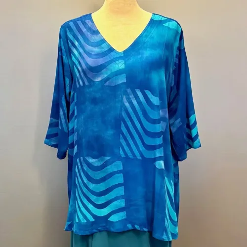 Tunika 1770 med V-hals Crinkle - Blå Turkis Violet Stribe, 2511, grafisk, angel cirkle, løgagers, tunika, bluse, crepe, crinkle, viskose, rayon, natur, bomuld, håndtrykt, batikbluse, batikfarvet, spændende, interessant, unika, unik, særlig, festlig, store, størrelser, piger, storpige, tøj, lang, løs, vidde, klædelig, let, åndbar, smuk, havblå, koboltblå, royal blue, kongeblå, ren, biti, ribe, dansk, design