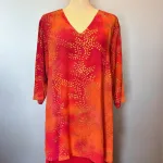 Tunika 1770 med V-hals Crinkle - Orange Rød, 2510, varme, farver, brændte, flotte, lysende, lækre, lang, slankende, store, størrelser, piger, crash, crinkle, bærfarver, glade, smuk, v-hals, v-udskæring, løs, behagelig, åndbar, holdbar, kvalitet, friske, farver, kulørt, happy, biti, ribe, angel, cirkle, dansk, design, speciel, batik, solskinsfarver