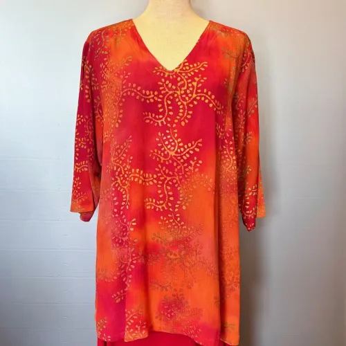 Tunika 1770 med V-hals Crinkle - Orange Rød, 2510, varme, farver, brændte, flotte, lysende, lækre, lang, slankende, store, størrelser, piger, crash, crinkle, bærfarver, glade, smuk, v-hals, v-udskæring, løs, behagelig, åndbar, holdbar, kvalitet, friske, farver, kulørt, happy, biti, ribe, angel, cirkle, dansk, design, speciel, batik, solskinsfarver