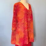 Tunika 1770 med V-hals Crinkle - Orange Rød, 2510, varme, farver, brændte, flotte, lysende, lækre, lang, slankende, store, størrelser, piger, crash, crinkle, bærfarver, glade, smuk, v-hals, v-udskæring, løs, behagelig, åndbar, holdbar, kvalitet, friske, farver, kulørt, happy, biti, ribe, angel, cirkle, dansk, design, speciel, batik, solskinsfarver