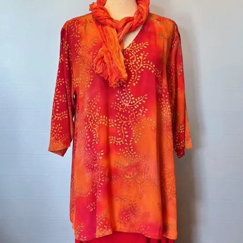 Tunika 1770 med V-hals Crinkle - Orange Rød, 2510, varme, farver, brændte, flotte, lysende, lækre, lang, slankende, store, størrelser, piger, crash, crinkle, bærfarver, glade, smuk, v-hals, v-udskæring, løs, behagelig, åndbar, holdbar, kvalitet, friske, farver, kulørt, happy, biti, ribe, angel, cirkle, dansk, design, speciel, batik, solskinsfarver