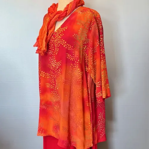 Tunika 1770 med V-hals Crinkle - Orange Rød, 2510, varme, farver, brændte, flotte, lysende, lækre, lang, slankende, store, størrelser, piger, crash, crinkle, bærfarver, glade, smuk, v-hals, v-udskæring, løs, behagelig, åndbar, holdbar, kvalitet, friske, farver, kulørt, happy, biti, ribe, angel, cirkle, dansk, design, speciel, batik, solskinsfarver