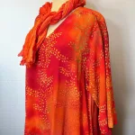 Tunika 1770 med V-hals Crinkle - Orange Rød, 2510, varme, farver, brændte, flotte, lysende, lækre, lang, slankende, store, størrelser, piger, crash, crinkle, bærfarver, glade, smuk, v-hals, v-udskæring, løs, behagelig, åndbar, holdbar, kvalitet, friske, farver, kulørt, happy, biti, ribe, angel, cirkle, dansk, design, speciel, batik, solskinsfarver