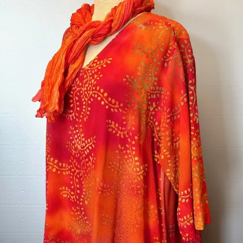 Tunika 1770 med V-hals Crinkle - Orange Rød, 2510, varme, farver, brændte, flotte, lysende, lækre, lang, slankende, store, størrelser, piger, crash, crinkle, bærfarver, glade, smuk, v-hals, v-udskæring, løs, behagelig, åndbar, holdbar, kvalitet, friske, farver, kulørt, happy, biti, ribe, angel, cirkle, dansk, design, speciel, batik, solskinsfarver