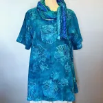 Tunika Bluse Ulin A-facon - Blå Fleur, blau33, diva, hørbluse, hørtunika, t-shirt, vævet, let, struktur, lækker, luftig, blå, tryk, batik, batiktryk, batikfarvet, holdbar, ren, natur, bomuld, bæredygtig, kvalitet, kunsthåndværk, håndlavet, smuk, særlig, unik, fest, a-snit, a-form, a-model, kortærmet, festbluse, store, størrelser, vidde, smart, klædelig, stor, pige, curvy, biti, ribe