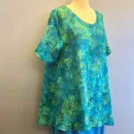 Tunika Bluse Ulin A-facon - Grøn Fleur, jade, 34, sommerfugle, kølig, grønne, farver, nuancer, flaskegrøn, lang, vidde, løs, a-snit, a-model, a-facon, løs, behagelig, hørbluse, tunika, vævet, luftig, klædelig, store størrelser, storpige, plus size, klar, blå, kongeblå, royal blue, sart, anvendelig, holdbare, farver, kvalitet, bæredygtig, mode, tidsløs, langtidsholdbar, batiktryk, batikfarve, håndlavet, biti, ribe, kunsthåndværk,
