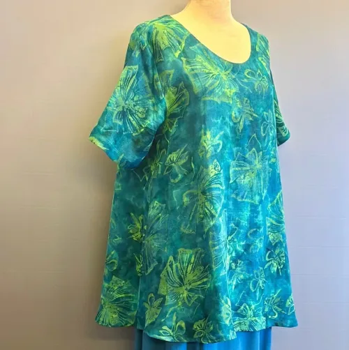 Tunika Bluse Ulin A-facon - Grøn Fleur, jade, 34, sommerfugle, kølig, grønne, farver, nuancer, flaskegrøn, lang, vidde, løs, a-snit, a-model, a-facon, løs, behagelig, hørbluse, tunika, vævet, luftig, klædelig, store størrelser, storpige, plus size, klar, blå, kongeblå, royal blue, sart, anvendelig, holdbare, farver, kvalitet, bæredygtig, mode, tidsløs, langtidsholdbar, batiktryk, batikfarve, håndlavet, biti, ribe, kunsthåndværk,