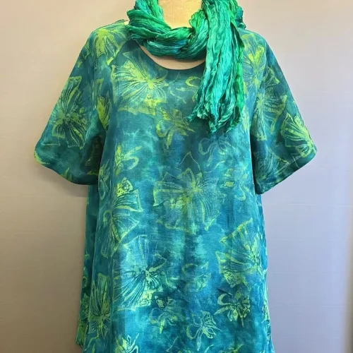 Tunika Bluse Ulin A-facon - Grøn Fleur, jade, 34, sommerfugle, kølig, grønne, farver, nuancer, flaskegrøn, lang, vidde, løs, a-snit, a-model, a-facon, løs, behagelig, hørbluse, tunika, vævet, luftig, klædelig, store størrelser, storpige, plus size, klar, blå, kongeblå, royal blue, sart, anvendelig, holdbare, farver, kvalitet, bæredygtig, mode, tidsløs, langtidsholdbar, batiktryk, batikfarve, håndlavet, biti, ribe, kunsthåndværk,