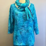 Tunika Jati Lige med Slidser - Blå Fleur, blau, 32, blå, farver, kulør, frisk, havfarver, blåt er flot, hørskjorte, hørtunika, lang, slidser, smart, cool, casual,Grøn, klar, grøn, bregneblade, bladmønster, havfarver, turkis, tyrkis, tunika, lang, slidser, lange ærmer, natur, naturstof, naturfibre, åndbart, blå, grøn, store størrelser, løs, vidde, stor barm, biti, ribe, struktur, diva, bæredygtig, holdbar, kvalitet