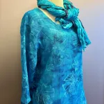 Tunika Jati Lige med Slidser - Blå Fleur, blau, 32, blå, farver, kulør, frisk, havfarver, blåt er flot, hørskjorte, hørtunika, lang, slidser, smart, cool, casual,Grøn, klar, grøn, bregneblade, bladmønster, havfarver, turkis, tyrkis, tunika, lang, slidser, lange ærmer, natur, naturstof, naturfibre, åndbart, blå, grøn, store størrelser, løs, vidde, stor barm, biti, ribe, struktur, diva, bæredygtig, holdbar, kvalitet