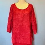 Tunika Jati Lige med Slidser - Rød Fleur, Rot 38, postkasserød, rigtig, rød, , biti, ribe, kvalitet, behagelig, økologisk, bomuld, farver, store størrelser, vidde, løs, slankende, flot, klædelig, hør, tunika, diva, natur, åndbar, batik, tryk, bæredygtig, hørbluse, hørtunika, lang, slankende