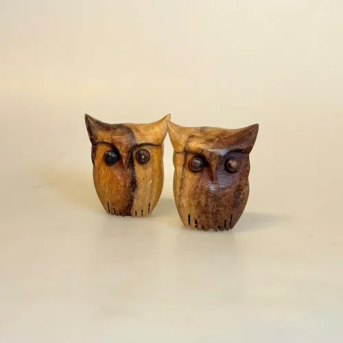 Ugle - Håndskåret af Træ, dlw, os-l-7, træugle, ugle, ugler, uglefigur, klog, intellekt, eksamen, student, studentergave, kandidat, afsluttet, symbolsk, uglefigurer, træfugl, træfigur, dyr, biti, ribe, håndlavet, særlig, flot,