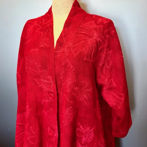 Uno Jakke i A-facon med Hør - Rød Fleur, rot, 38, flower, koldrød, bærrød, lang, jakke, hørjakke, afslappet, casual, festlig, vidde, rummelig, kimono, batik, biti, ribe, diva, flot, farver, farveglad, ghita nørby,