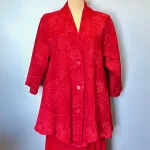 Uno Jakke i A-facon med Hør - Rød Fleur, rot, 38, flower, koldrød, bærrød, lang, jakke, hørjakke, afslappet, casual, festlig, vidde, rummelig, kimono, batik, biti, ribe, diva, flot, farver, farveglad, ghita nørby,