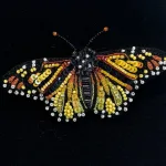Håndlavet Broche Gul Monark Sommerfugl, TL-B-43, meandering, monarch, butterfly, gul, citronsommerfugl. insekt, stor, smuk, sommerfuglebroche, nål, smykke, kunstværk, kunst, trovelore, særlig, unik, broderi, broderist, broedribe, ribe, biti, smykke, broche, sommerfugl, sommerfuglebroche, sommerfuglesmykke, gave, gaveide, jubilæum, rund, fødselsdag, eksklusiv,