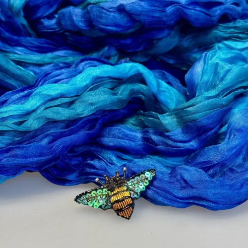 Håndlavet Broche Opal Bi, trovelore, B-20, dazzling, dazzeling, opal, blå, grøn, iriserende, lille, smuk, særlig, insekt, bi, honningbi, bio, diversitet, naturen, balance, bi, sur sur, omkring, bi, bier, honningbi, honningbier, bestøvning, vild med vilje, natur, haver, blomster, bæredygtighed, insekter, kunst, smykker, broche, brocher, håndlavet, broderi, eksklusiv, særlig, flot, gave, gaveide, naturen, insekter, bio, biodiversitet, vilde, haver, natur, sommerfugl, farverig, regnbuefarvet, kulørt, farveglad, smykke med, sommerfugle, eksklusiv, specielle, særligt, håndlavet, kunst, kunsthåndværk, naturen, insekter, gaveide, gave, særlig gave, ekstraordinær, smuk, smykker, biti, ribe, unika, one of a kind, limited edition, begrænset oplag, kunstrunden, vadehavet, nationalpark,, broderibe, broderi, festival
