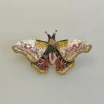 Håndlavet Broche Rosa Kejser Natsommerfugl, TL-B-651, emperor mopane moth, kejsernatsommerfugl, natsværmer, kejser, møl, gonimbrasia belina, stor, dæmpede, farver, varme, smuk, kunstværk, kunst, trovelore, særlig, unik, broderi, broderist, brodedribe, ribe, biti, smykke, broche, sommerfugl, sommerfuglebroche, sommerfuglesmykke, gave, gaveide, jubilæum, rund, fødselsdag, eksklusiv,