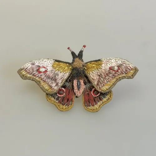 Håndlavet Broche Rosa Kejser Natsommerfugl, TL-B-651, emperor mopane moth, kejsernatsommerfugl, natsværmer, kejser, møl, gonimbrasia belina, stor, dæmpede, farver, varme, smuk, kunstværk, kunst, trovelore, særlig, unik, broderi, broderist, brodedribe, ribe, biti, smykke, broche, sommerfugl, sommerfuglebroche, sommerfuglesmykke, gave, gaveide, jubilæum, rund, fødselsdag, eksklusiv,