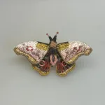 Håndlavet Broche Rosa Kejser Natsommerfugl, TL-B-651, emperor mopane moth, kejsernatsommerfugl, natsværmer, kejser, møl, gonimbrasia belina, stor, dæmpede, farver, varme, smuk, kunstværk, kunst, trovelore, særlig, unik, broderi, broderist, brodedribe, ribe, biti, smykke, broche, sommerfugl, sommerfuglebroche, sommerfuglesmykke, gave, gaveide, jubilæum, rund, fødselsdag, eksklusiv,